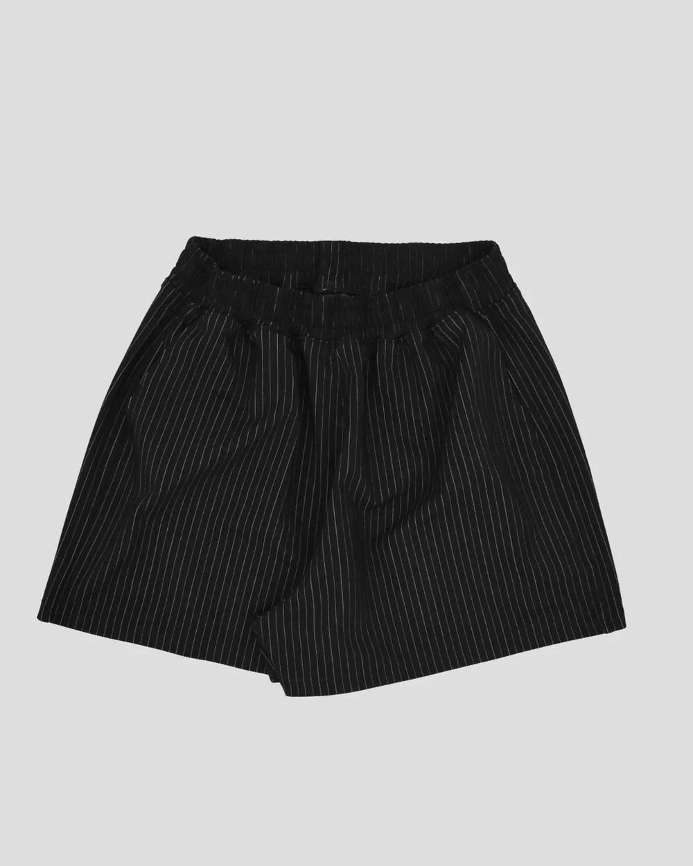 Shorts Cortos Negros con Rayas Blancas
